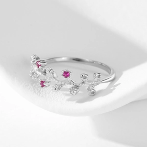 Eleganter Ring aus 925er Sterlingsilber mit Winterpflaumendesign und rosa Edelsteinen