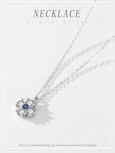 Détail du pendentif trèfle en argent S925 avec cristaux blancs et pierre centrale bleue
