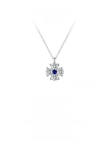 Détail du collier trèfle en argent avec pierre bleue centrale et diamants brillants
