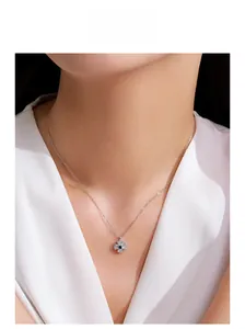 Gros plan d'un collier en argent 925 avec pendentif fleur et cristal bleu sur mannequin