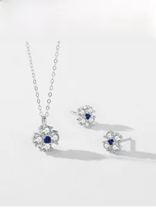 Détail de la parure tournesol en argent 925 avec pierre bleue et cristaux brillants