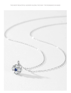 Détail du pendentif fleur en argent 925 avec pierre bleue et zircon scintillant