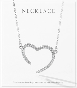 Vue macro du collier coeur en argent 925 avec zircons scintillants sertis micro-pavé