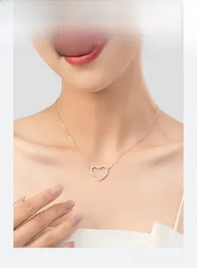 Détail du collier pendentif cœur en argent 925 serti de pierres de zircon brillant