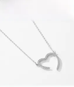 Vue détaillée du pendentif cœur en argent 925 avec zircons scintillants sertis en pavé