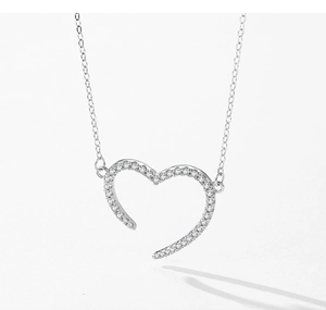 Détail du pendentif cœur en argent S925 serti de zircons sur une chaîne délicate