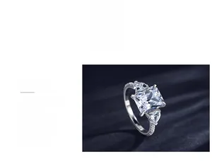 Détail d'une bague en argent S925 avec pierre taille émeraude 3ct et anneau poli