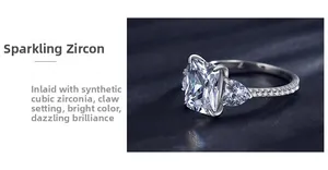 Gros plan sur la bague avec zircone coupe émeraude 3 carats et pierres en cœur