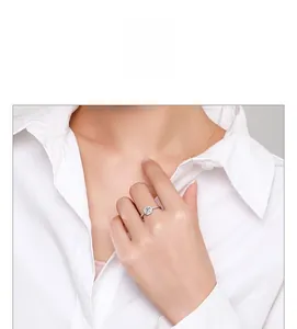 Gros plan d'une bague en argent S925 avec un zircon de 1 carat sur une main de femme