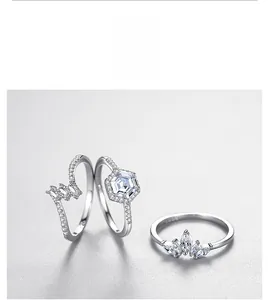 Détails rapprochés de bagues en argent S925 avec zircon hexagonal et sertissage fin