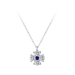 Collier en argent 925 avec pierre bleue et cristaux blancs sur fond blanc épuré et élégant