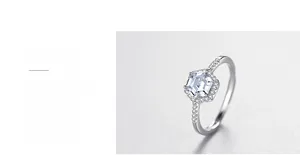 Vue macro de la bague hexagonale en argent avec polissage triple couche et serti micro-pavé