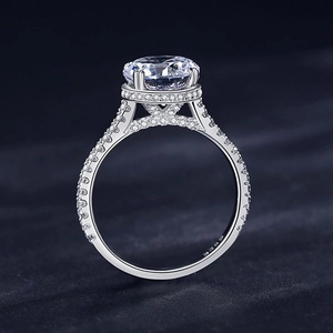 Luxurious S925 sterling silver four-prong 2-carat round simulated diamond ring for women