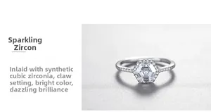 Détail d'une bague en argent S925 avec zircone hexagonale de 1 carat et serti à griffes