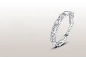 Dettaglio dell'anello a foglia in argento sterling S925 con diamanti e marchio inciso