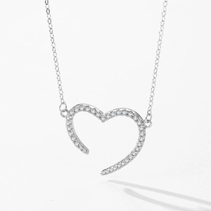 Collier en argent 925 avec pendentif cœur serti de zircons scintillants sur chaîne fine