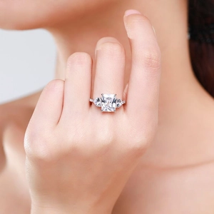 Bague en argent S925 avec pierre taille émeraude de 3 carats et design trois pierres