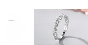 Dettaglio macro dell'anello a foglia in argento con zirconi scintillanti e finitura lucida