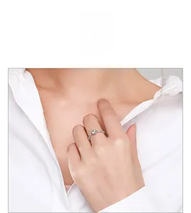 Détail de la bague en argent s925 avec zircon rond central et accents diamantés sur le côté