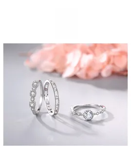 Vue détaillée de l'ensemble de bagues en argent s925 avec zircons et monture fleur