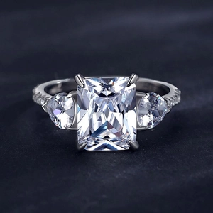 Bague élégante en argent S925 avec pierre de 3ct et diamants latéraux poire