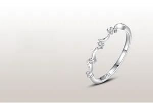 Dettaglio anello ondulato in argento sterling S925 con zirconi micro-incastonati
