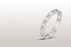 Gros plan détaillé de la bague en argent S925 montrant le poinçon et les zircons brillants