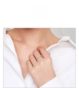 Primo piano dell'anello ondulato in argento S925 con micro zirconi sulla mano di una modella