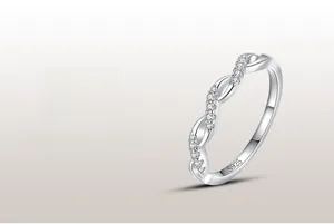 Dettaglio dell'anello ondulato in argento S925 con micropavé di zirconi cubici