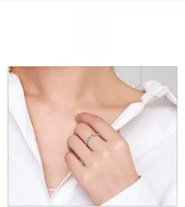 Gros plan sur bague en argent S925 ajourée avec diamants scintillants en micro-pavage