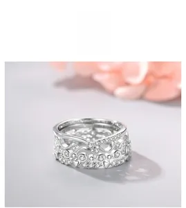 Macro di anello in argento S925 con cuori intagliati e micro-diamanti incastonati pavé