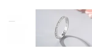 Détail d'une bague en argent s925 avec perles creuses serties de diamants et poli miroir