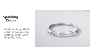 Dettaglio dell'anello a luna in argento sterling S925 con zircone lucido e incastonatura