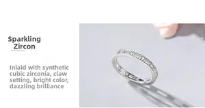 Détail de la bague en argent s925 ornée de zircons avec sertissage à griffes