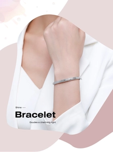 Dettaglio del bracciale rigido in argento s925 con cristalli scintillanti al polso