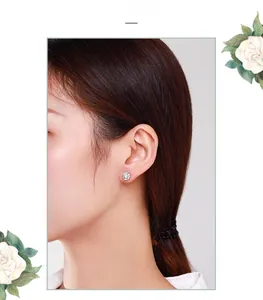 Gros plan d'une boucle d'oreille tournesol en argent s925 avec cristaux sur un mannequin