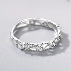 Elegante anello in argento s925 con zirconi scintillanti e delicato design a foglia