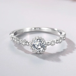 Bague halo minimaliste en argent sterling S925 avec zircone ronde et finition polie