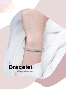 Vue détaillée d'un bracelet en argent croisé à double rangée de zircons sur un poignet