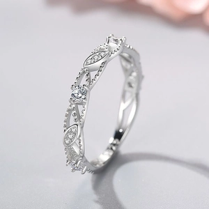 Elegante anello in argento s925 con foglie di vite e zirconi brillanti per donna