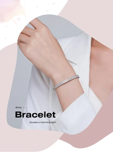 Vue détaillée du bracelet argenté avec deux rangées de cristaux pavés étincelants