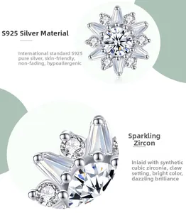 Détails macro de boucles d'oreilles tournesol en argent S925 avec zircons scintillants