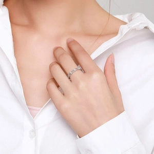 Elegante anello in argento S925 a forma di foglia con cristalli sulla mano