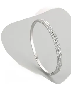 Dettaglio del bracciale in argento sterling S925 lucido con tripla fila di cristalli