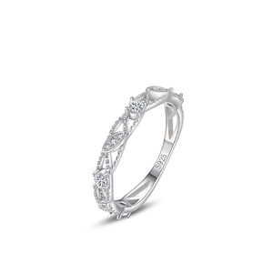 Anello foglia in argento sterling S925 con zirconi scintillanti su fondo bianco