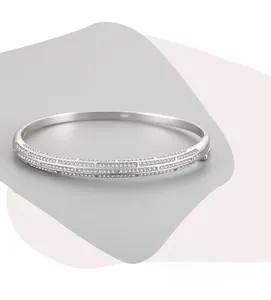 Dettaglio di un bracciale in argento con pavé di zirconi e trama a mattonella raffinata