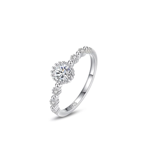 Bague S925 en argent avec zircon soleil et anneau perlé sur un fond blanc éclatant