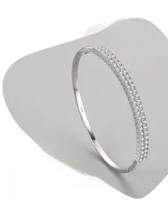 Vue macro d'un bracelet en argent S925 poli orné d'une double rangée de zircons blancs