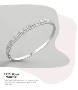 Dettaglio del bracciale rigido in argento S925 con tripla fila di zirconi incastonati