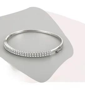 Vue macro détaillée du bracelet en argent sterling S925 avec double rangée de cristaux brillants